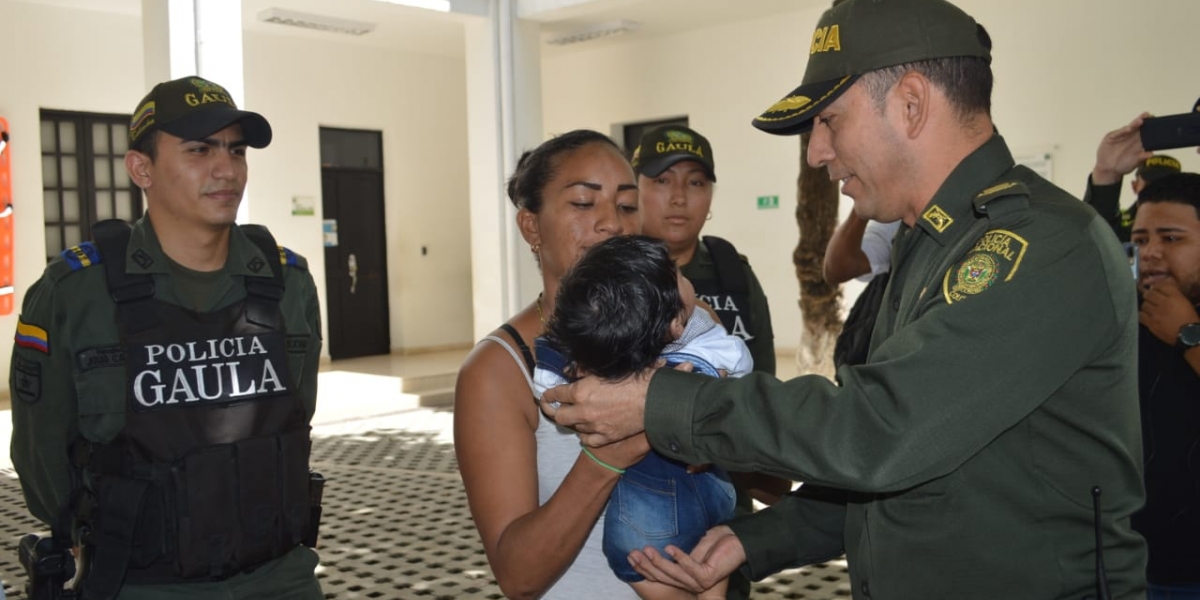 Seguimiento.co Momentos en que el menor era devuelto a los brazos de su madre.