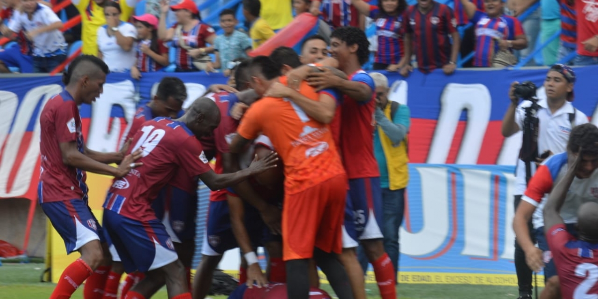 Los jugadores celebraron la victoria. 