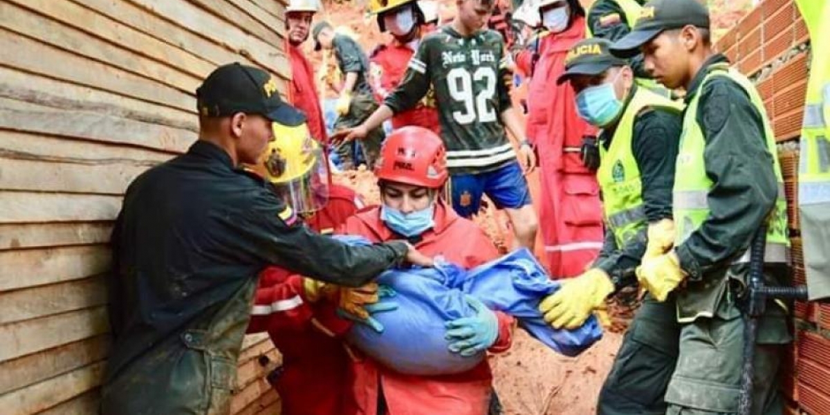 Zonacero.com Seis personas murieron este domingo por un deslizamiento generado por las lluvias que sepultó tres casas de un asentamiento de Barrancabermeja.