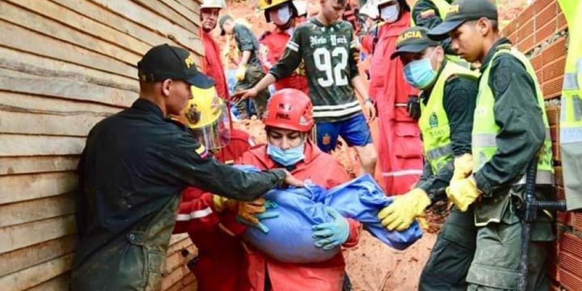 Seis personas murieron este domingo por un deslizamiento generado por las lluvias que sepultó tres casas de un asentamiento de Barrancabermeja.