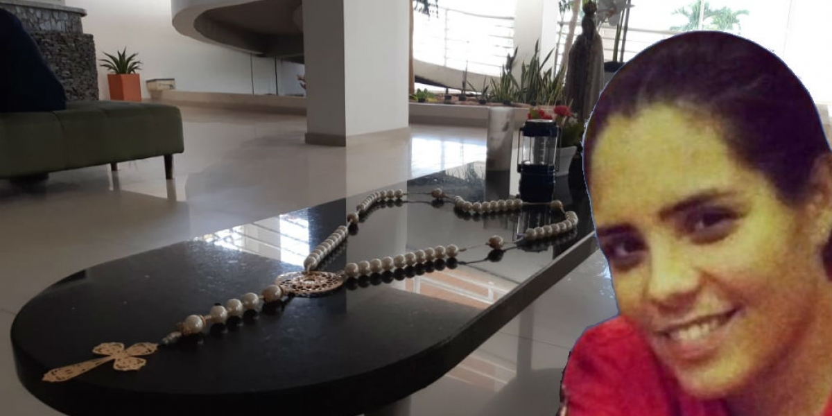 Seguimiento.co Vecinos del edificio donde vive Melissa, en solidaridad con la familia, se congregan para rezar por su pronto regreso.