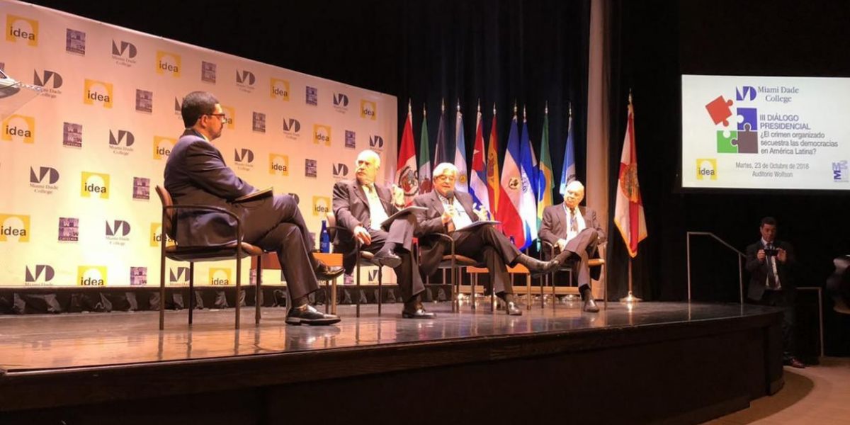 El expresidente Andrés Pastrana en el foro sobre democracia en Miami. 