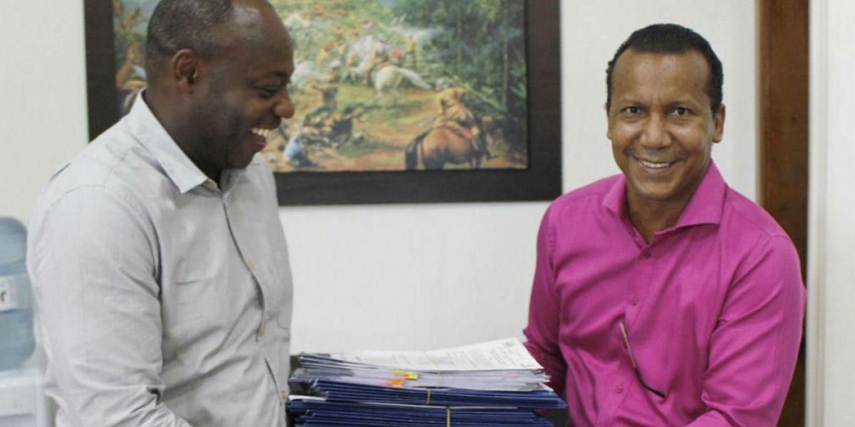 Alcaldía de Santa Marta. Francisco García Rentería, Secretario de Planeación Distrital recibiendo lo títulos.