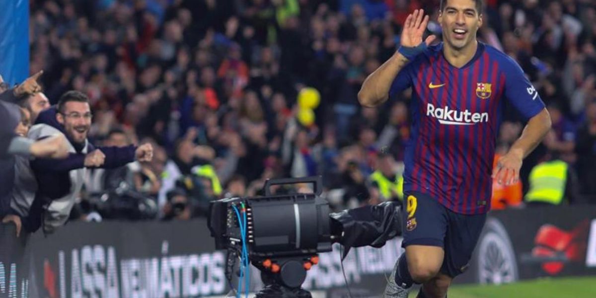 Luis Suárez celebrando su tercer gol en el partido. 