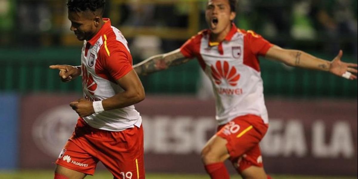 Jugadores de Santa Fe celebrando el primer gol.