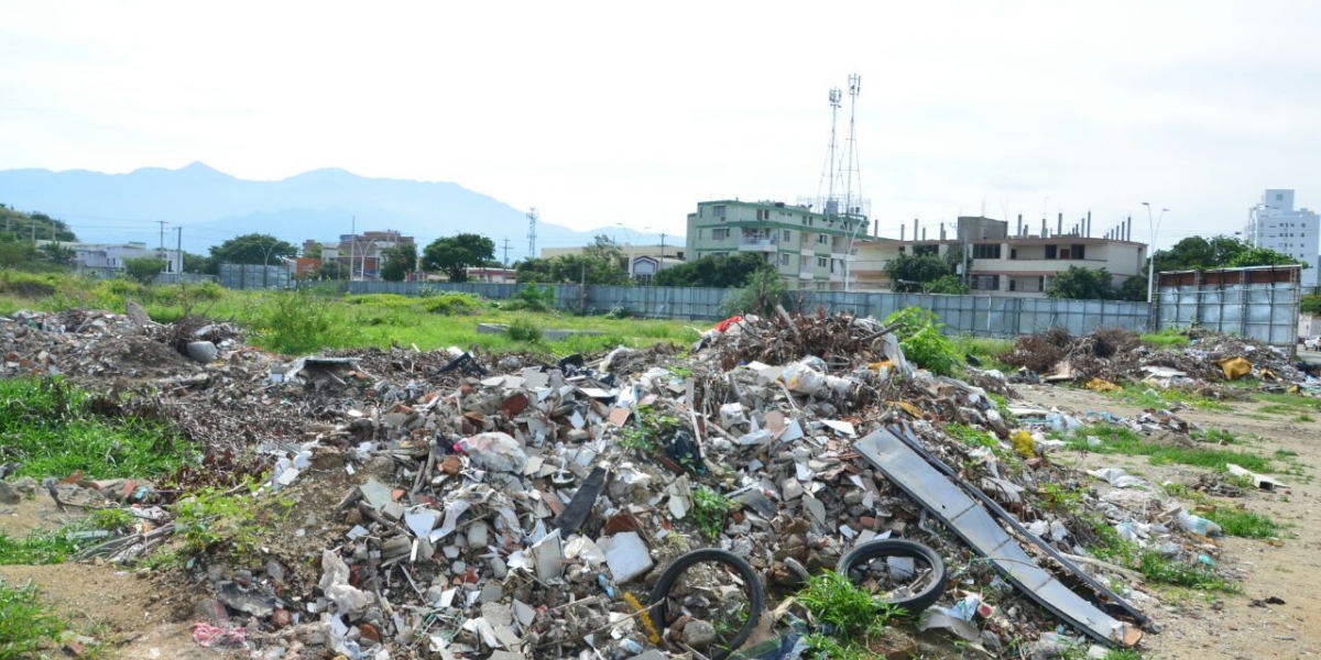 Alcaldía de Santa Marta El lote del Parque Taykú está lleno de escombros y basuras.