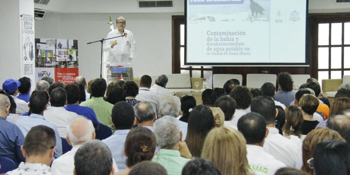 El procurador Fernando Carrillo en un foro ambiental en Santa Marta.