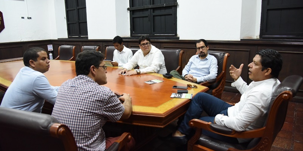 Unimagdalena. Previo al acto se reunieron con Pablo Vera Salazar, Rector de la Alma Máter, momento en el que intercambiaron diversas ideas para potencializar los emprendimientos sociales de los estudiantes de esta Casa de Estudios Superiores.