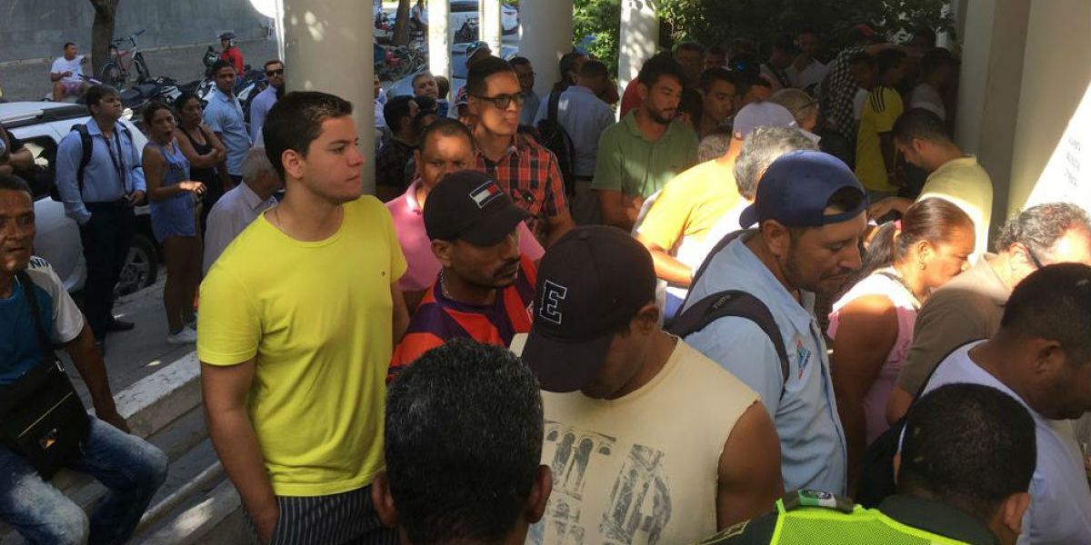 Luis Oñate Gámez Desde tempranas horas de este jueves, aficionados al Unión Magdalena se encuentran a las afueras de la sede administrativa del club.