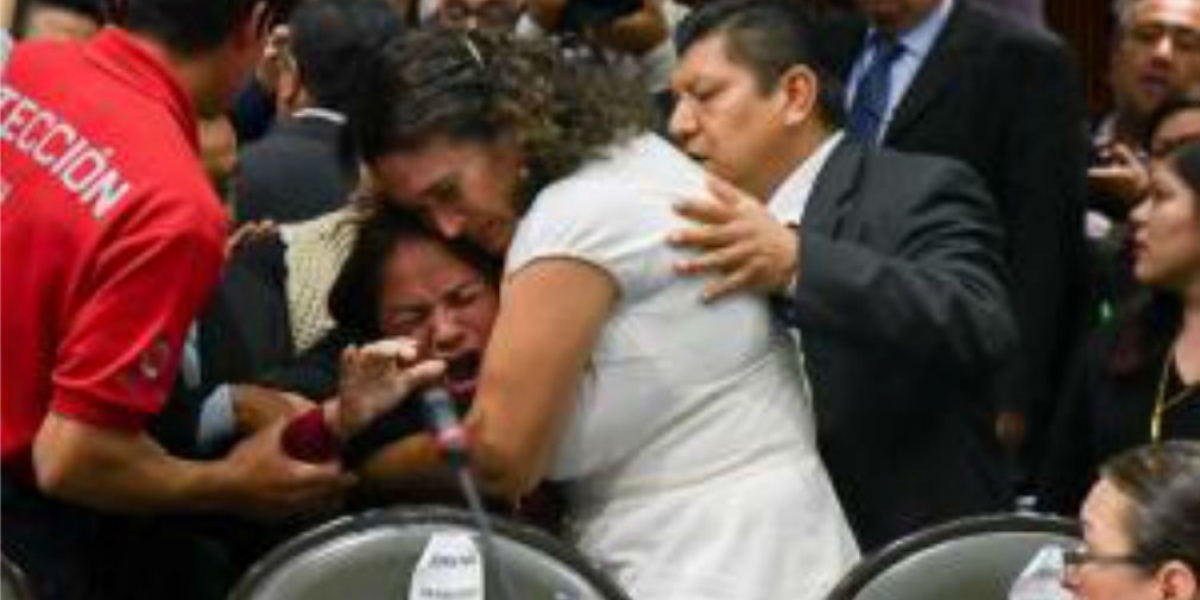 Zona Cero. Sus compañeros la rodearon y le dieron apoyo.
