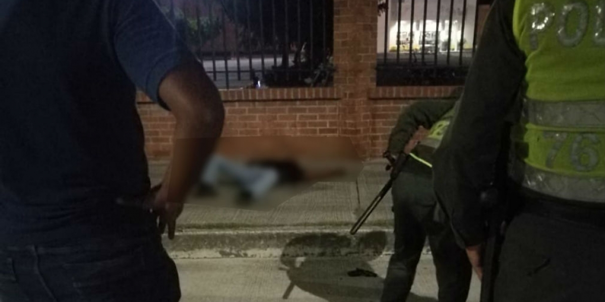 Suministrada El hombre quedó tendido en la acera peatonal, en las afueras del Buenavista.