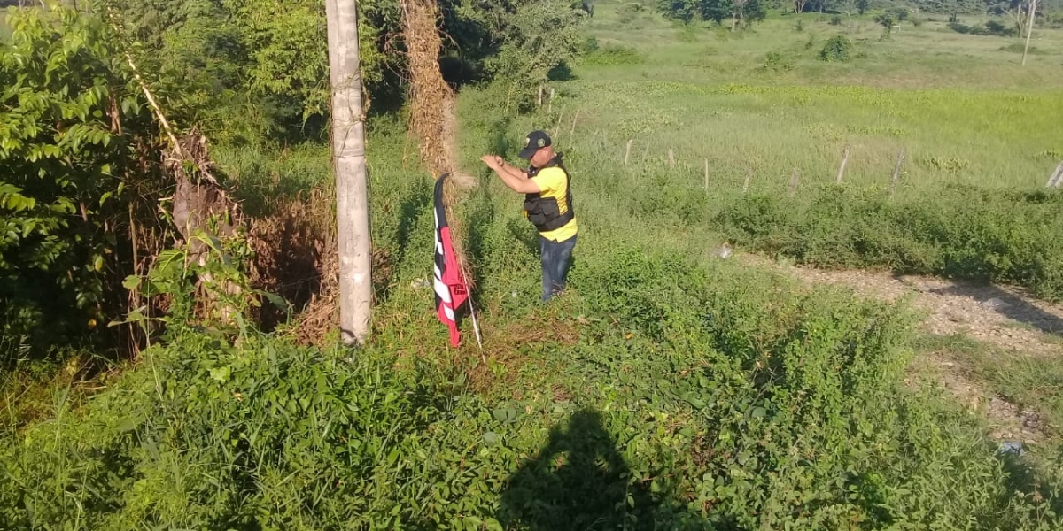 Wilder Alvarez. La bandera que había sido dejada en el lugar fue retirada por miembros de la PONAL.