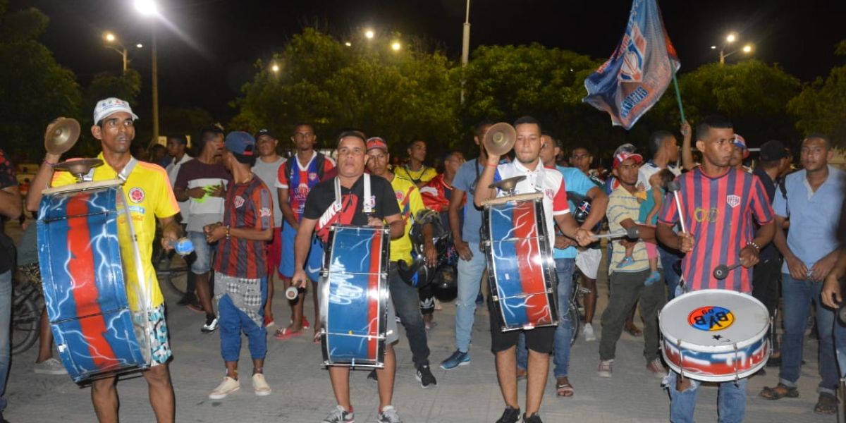 Óscar Mejía - Seguimiento.co La Garra Samaria se congregó en el Estadio Eduardo Santos para ensayar su apoyo al equipo.