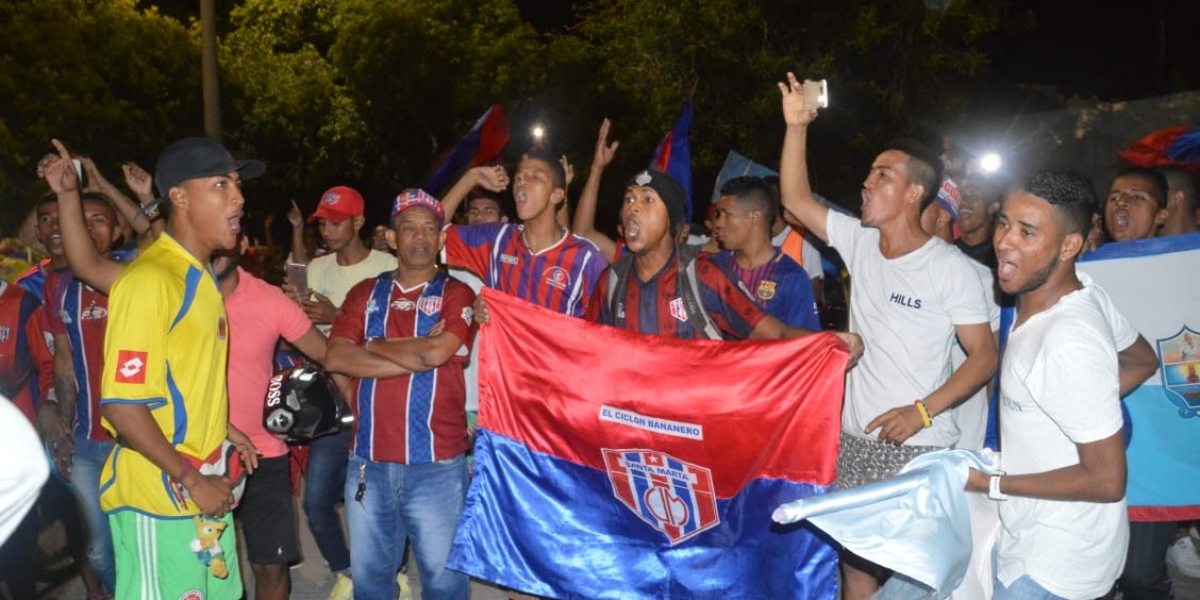Óscar Mejía - Seguimiento.co La Garra Samaria se congregó en el Estadio Eduardo Santos para ensayar su apoyo al equipo.