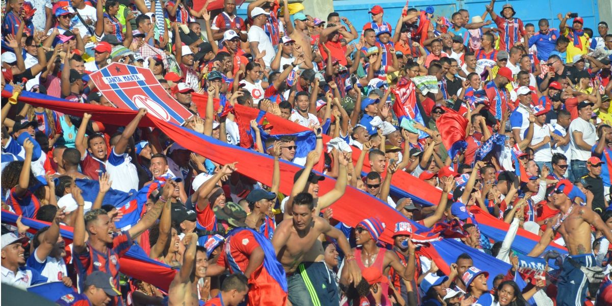La hinchada acompañó al cantante Michel Torres durante la interpretación de este tema musical.
