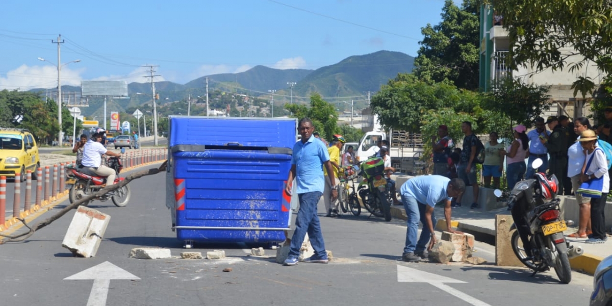 Oscar Mejía -Seguimiento.co Bloquearon con piedras y contenedores de basura la Troncal del Caribe.