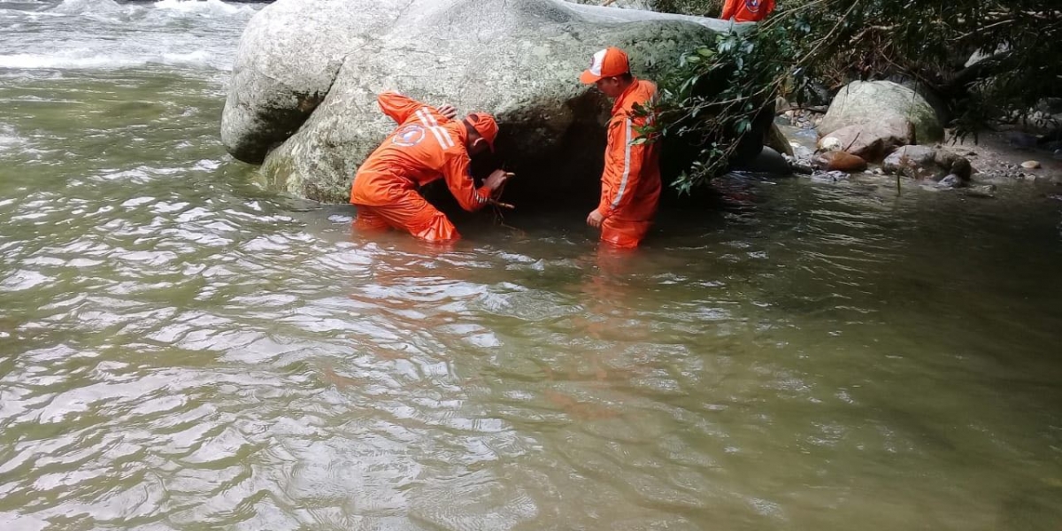 17 voluntarios y seis buzos de la Defensa Civil realizan la búsqueda del turista bogotano. 