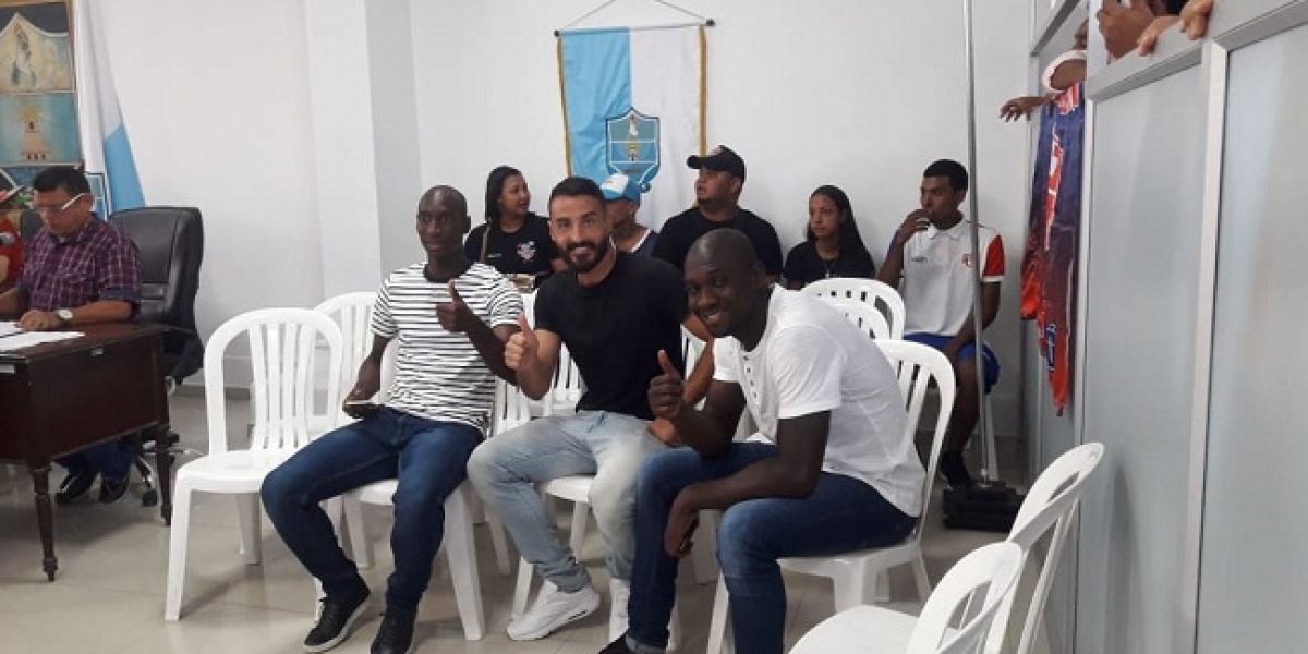 Los jugadores Aníbal Mosquera, John Montaño y César Giraldo asistieron al homenaje en el Concejo.