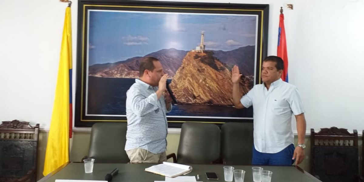 Seguimiento.co Momento cuando era juramentado el vicepresidente electo, Anselmo Marín.