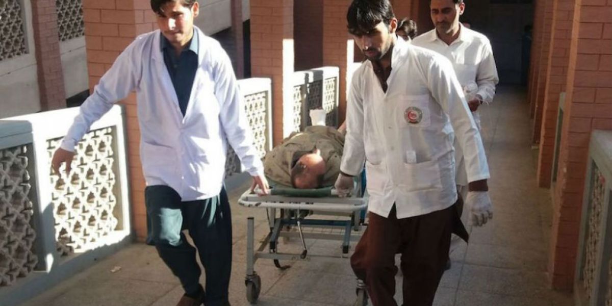 CNN Imagenes de Paramédicos de Pakistán que transportan a un herido tras la explosión
