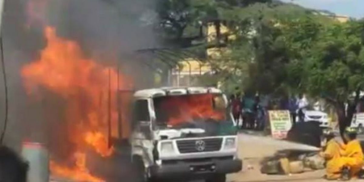 El camión de la Policía fue incinerado. 