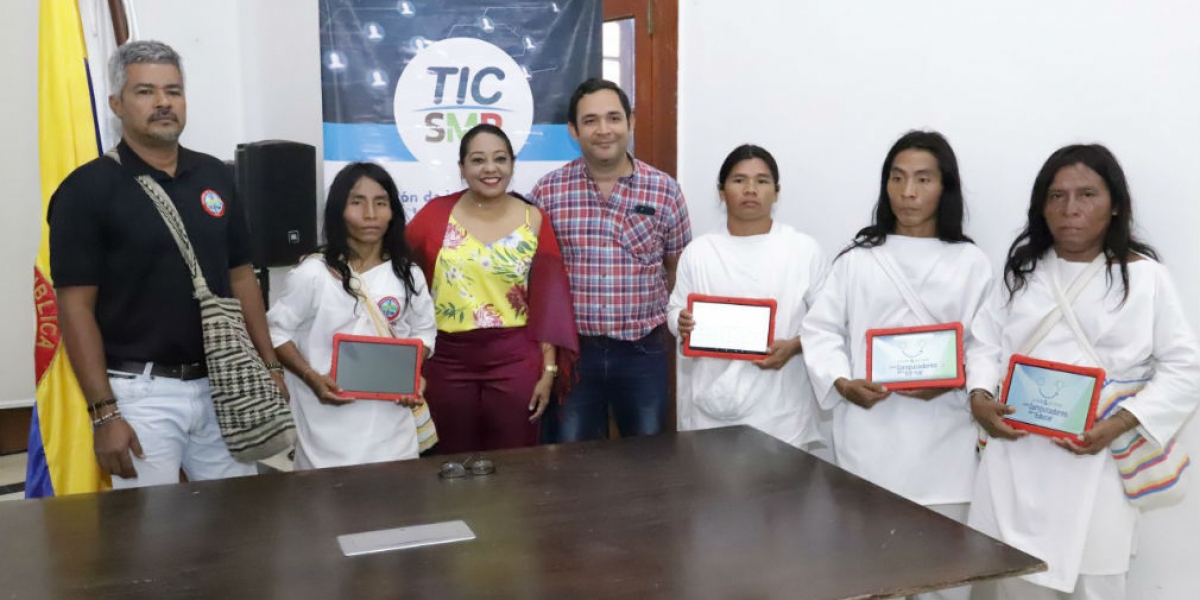 Estudiantes indígenas recibieron 15 tabletas por parte de Computadores Para Educar.