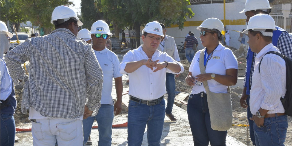 Alcalde Martínez durante la inspección de la obra.