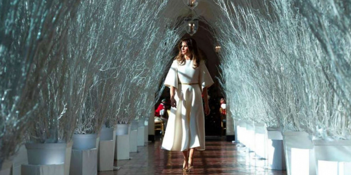 Melania Trump mostrando la decoración navideña de la ´Casa Blanca´