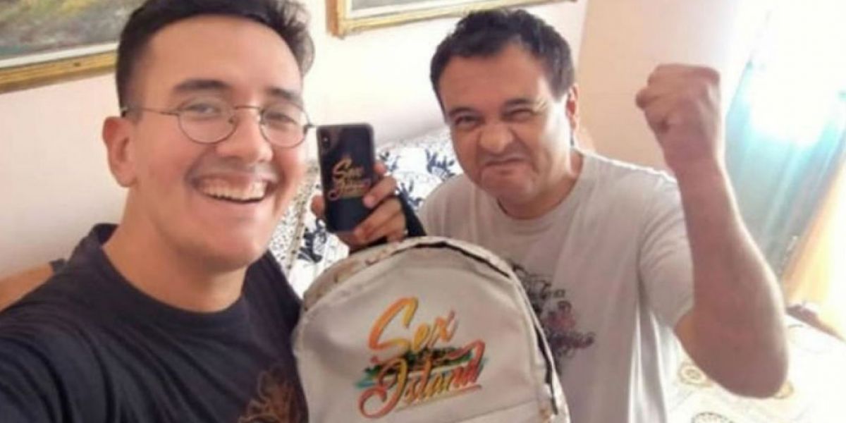 Daily Mirror Joven chileno junto a su padre, celebrando el premio.