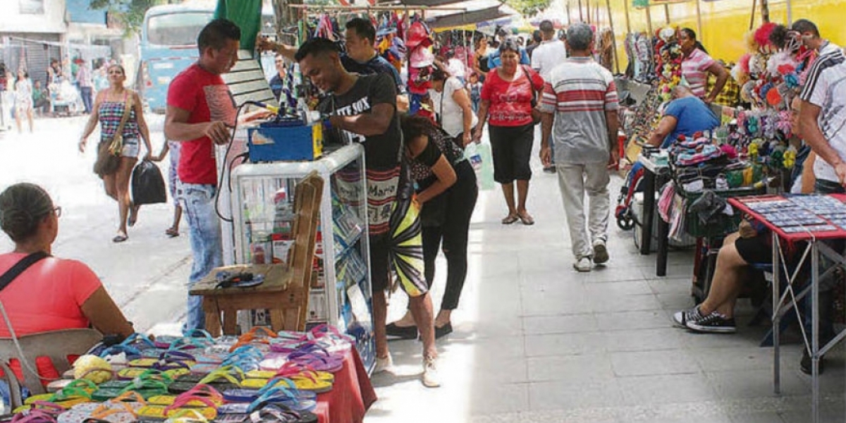 Algunos vendedores informales que invaden los andenes de la carrera quinta serán reubicados temporalmente.