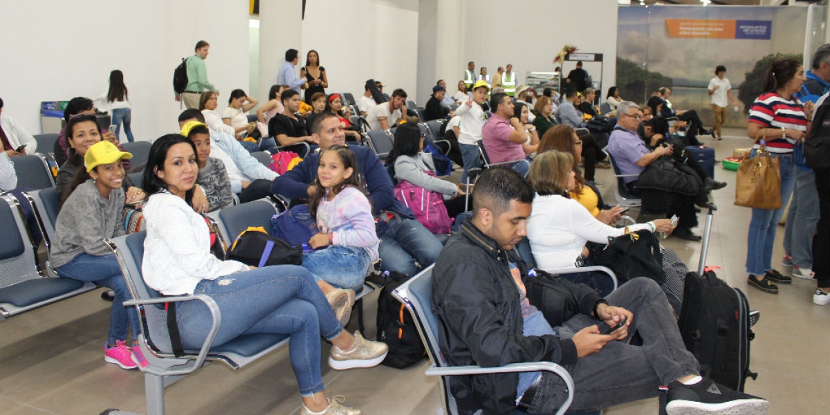 Pasajeros del primer vuelo Santa Marta - Miami, operado por Viva Air.