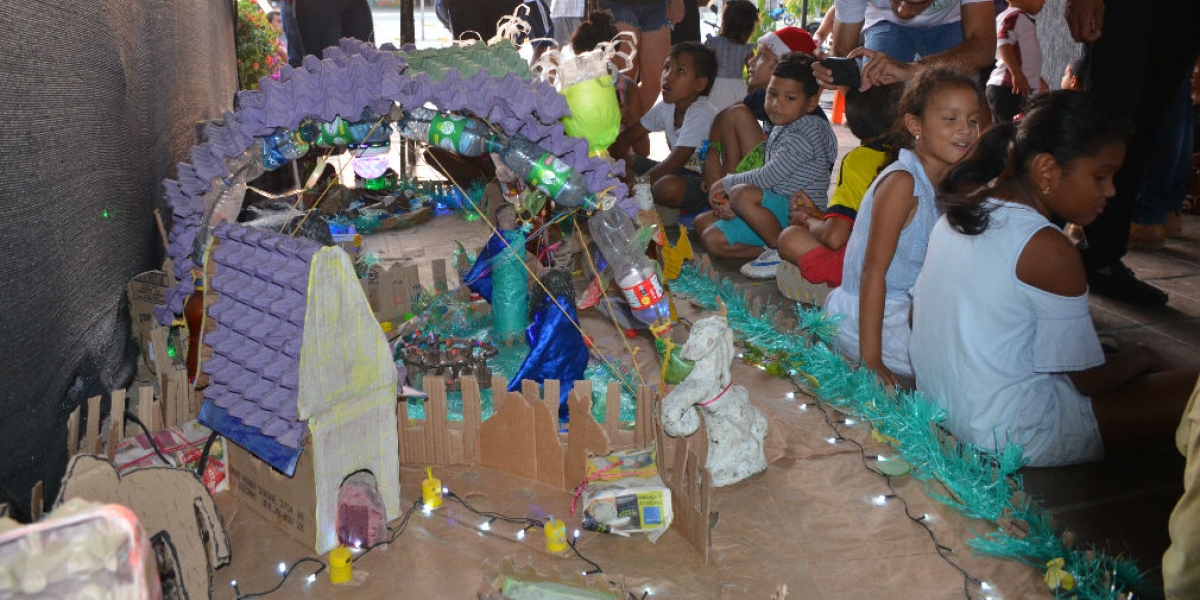 Los menores y sus familias participan en el concurso de 'Pesebres ecológicos' del Dadsa.