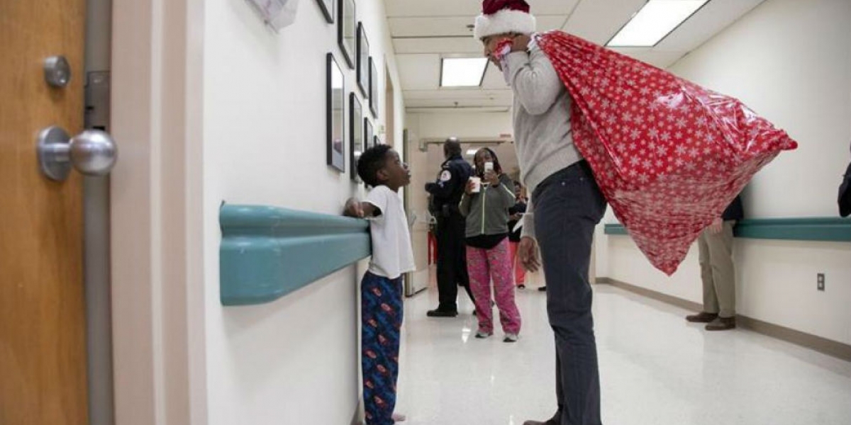 Barack Obama entregando regalos de navidad en hospital de Washington