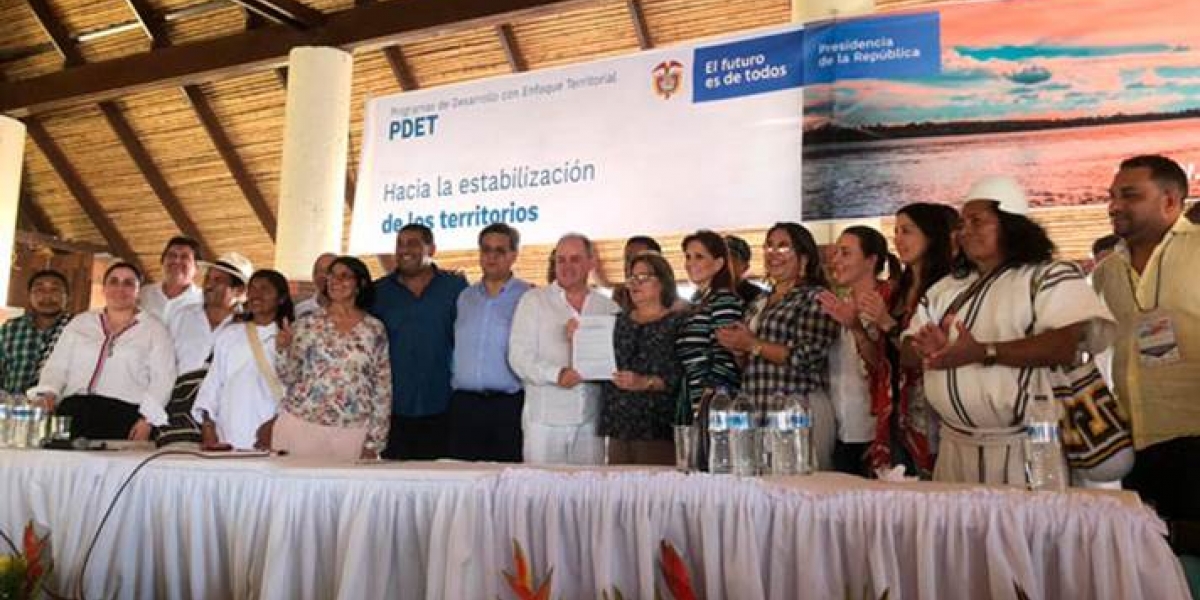 El acto de firma contó con la presencia de la Ministra de Justicia, Gloria María Borrego, quien se sumó como testigo de este proceso de concertación.