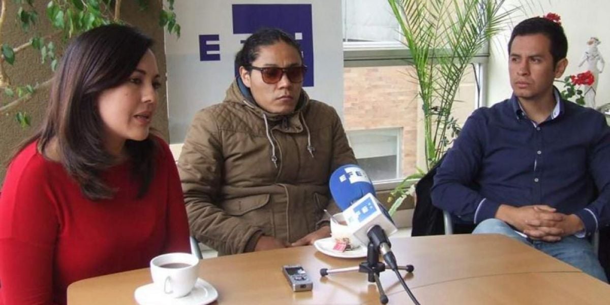 EFE Yadira Aguagallo (i), pareja del fotoperiodista Paúl Rivas; Alejandro Ortega (c), hermano del periodista, Javier Ortega; y Cristian Segarra (d), hijo del conductor Efraín Segarra.