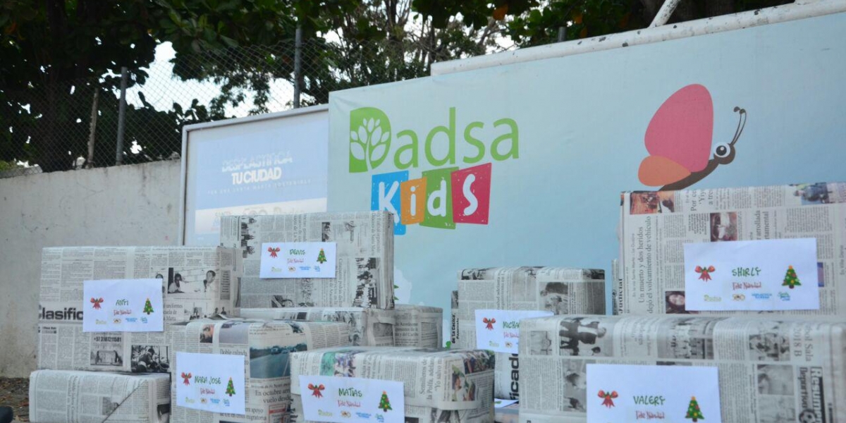 Los regalos fueron envueltos en papel periódico, promoviendo el cuidado del medioambiente.