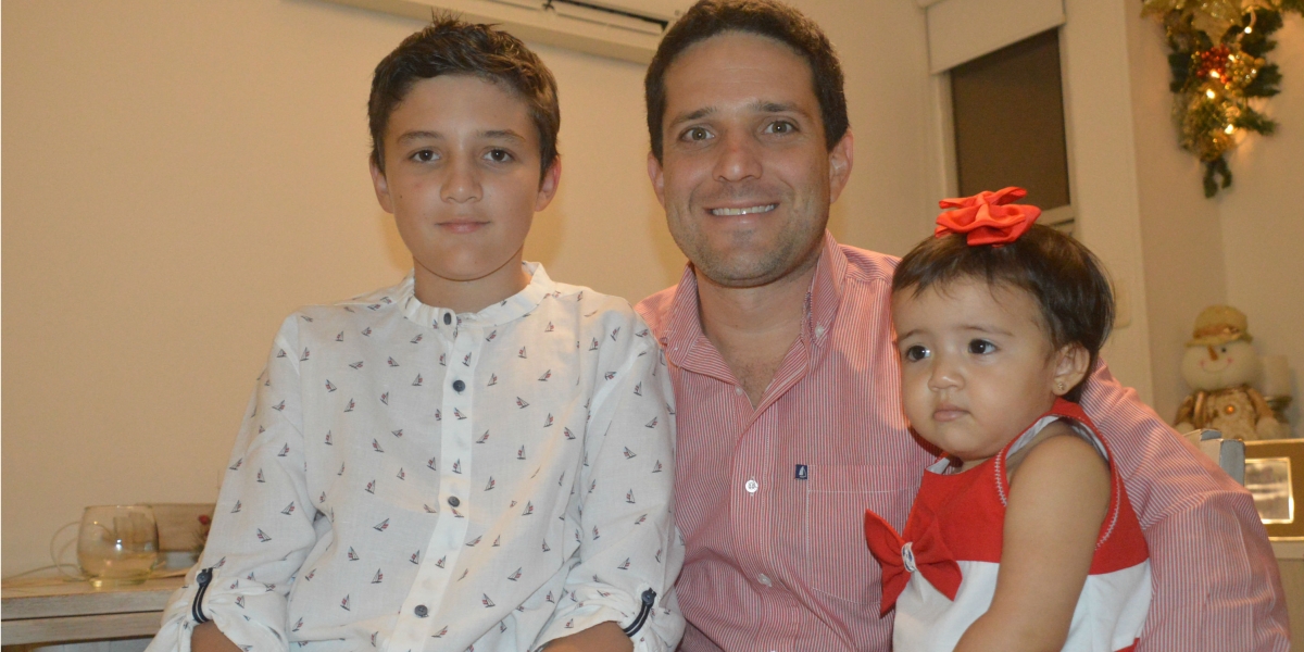 Óscar Mejía-Seguimiento Camilo George junto a sus hijos Jacobo y Emma