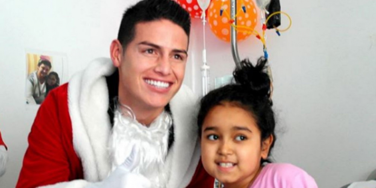 James, vestido de Papá Noel, entregó regalos a menores en una clínica.