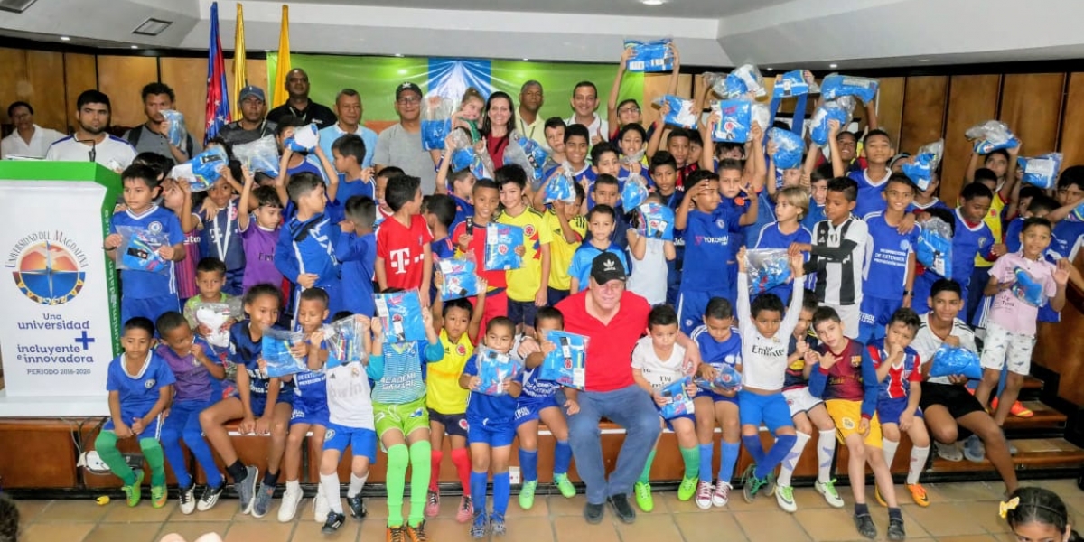 Universidad del Magdalena Ramón Jesurún llevó alegría a los niños y jóvenes del proyecto Fútbol por la Paz.