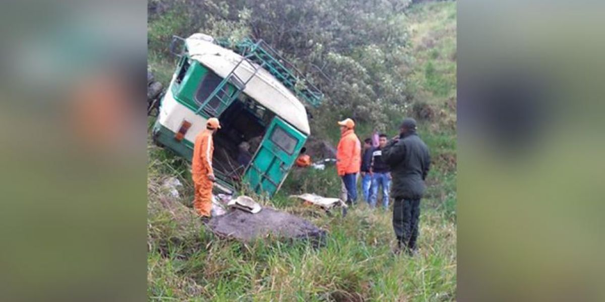 El bus cayó a un abismo de 150 metros.