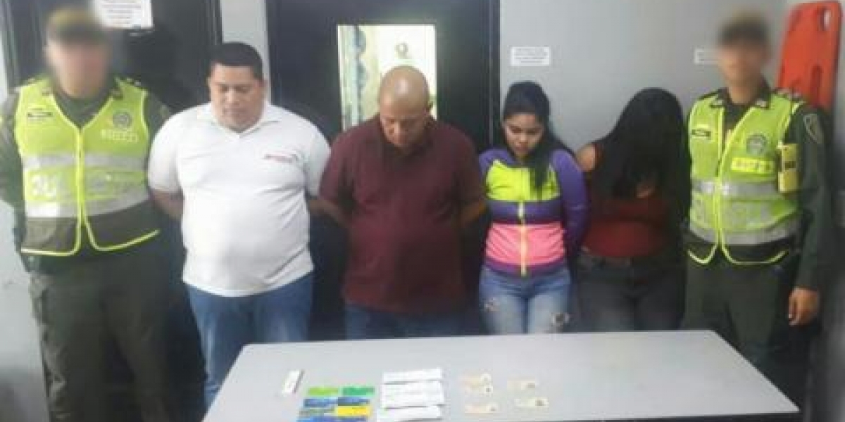 Cuatro personas fueron capturadas en el norte de Barranquilla cuando pretendieron hacer efectivo cuatro cheques que sumaban 19 millones 600 mil pesos.