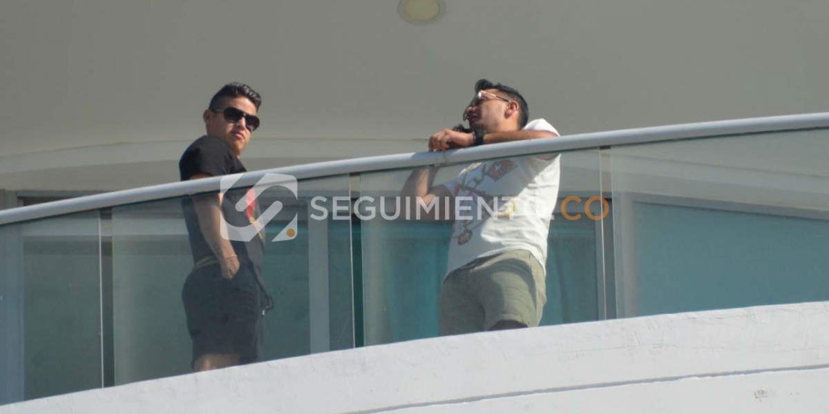Oscar Mejía-Seguimiento.co A James se le ve en compañía de un amigo disfrutando de la vista desde su apartamento ubicado en el piso 13 del Edificio Two Towers.