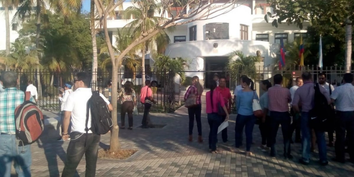 Seguimiento.co Funcionarios salieron del Palacio Tayrona.