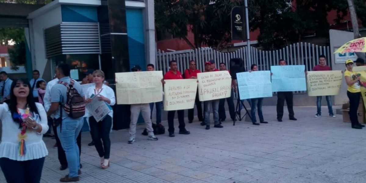 Algunos empleados de Uniautónoma protestan por salarios adeudados.