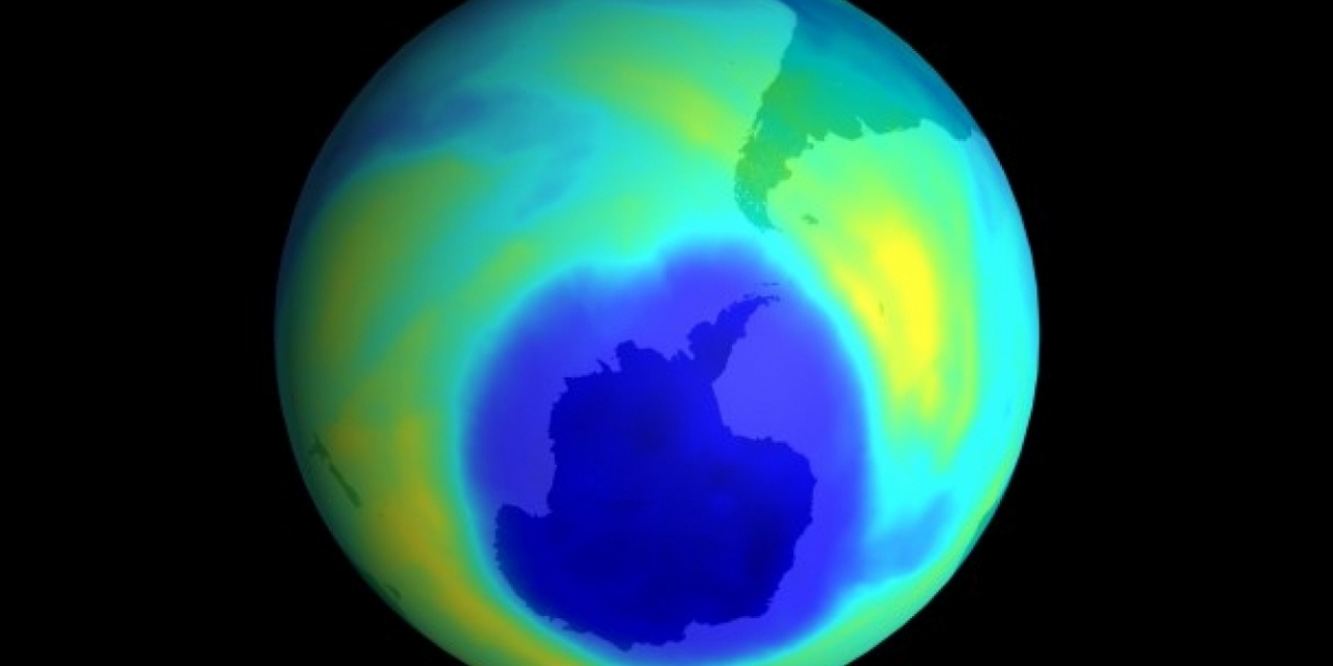 Zonacero.com El ozono es una sustancia formada en la estratosfera y producida en latitudes tropicales que después se distribuye por todo el globo.