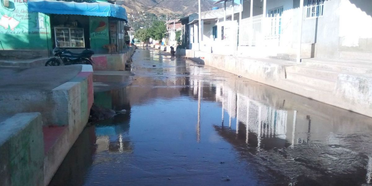 Aguas negras en el barrio María Cristina.