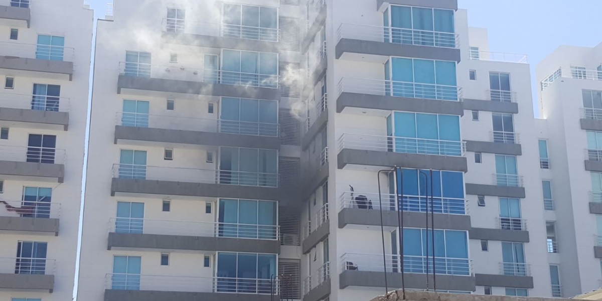 Incendio en un apartamento del edificio Torres del Mayor.