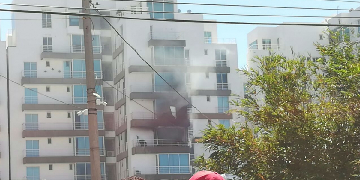 El fuego amenaza con afectar otros apartamentos. 