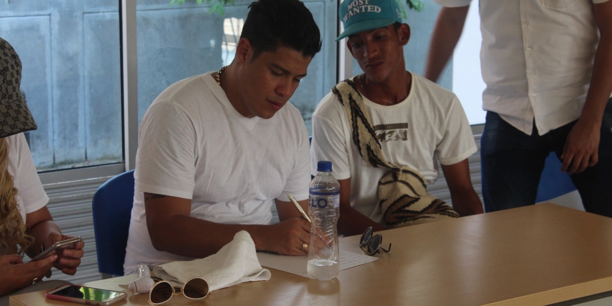 Los artistas viajarán a Barranquilla, en donde juntos grabarán una canción en un estudio profesional. 