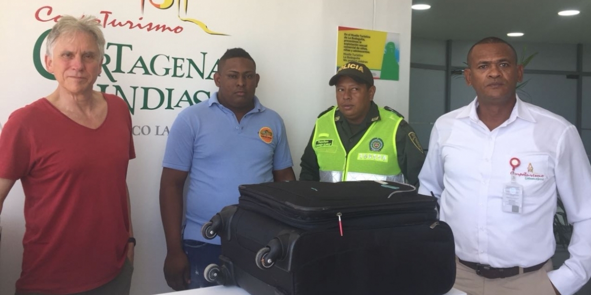 Policía de Cartagena Un taxista ejemplar devolvió una maleta con ropa, documentos, elementos de uso personal, y dos millones de pesos.